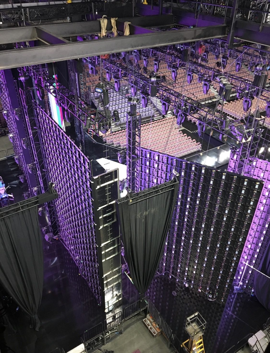 Line array speaker rigging inside an arena